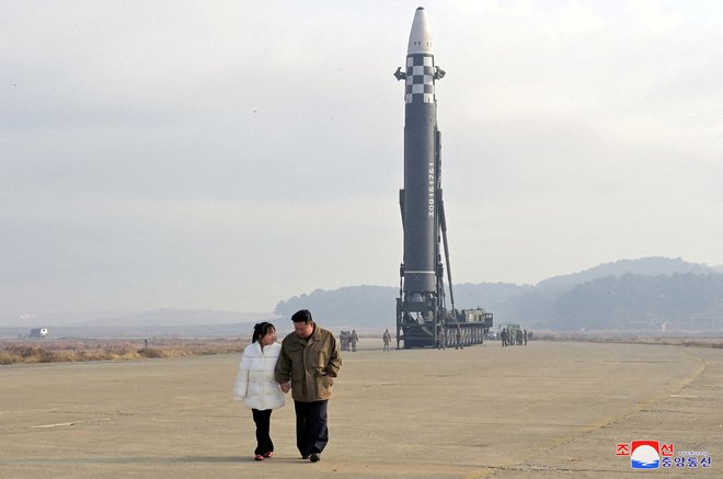 Kim Džon Un s svojo hčerko. FOTO:&nbsp;Kcna/Reuters
