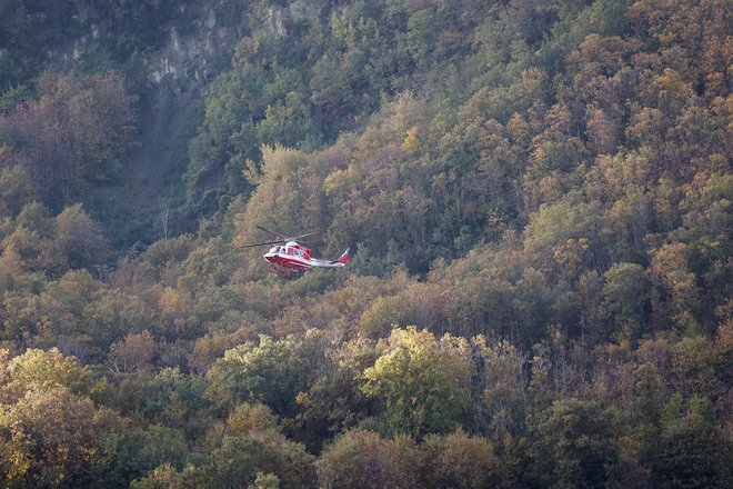 Reševalci nadaljujejo z iskanjem pogrešanih. FOTO: Ciro De Luca/Reuters
