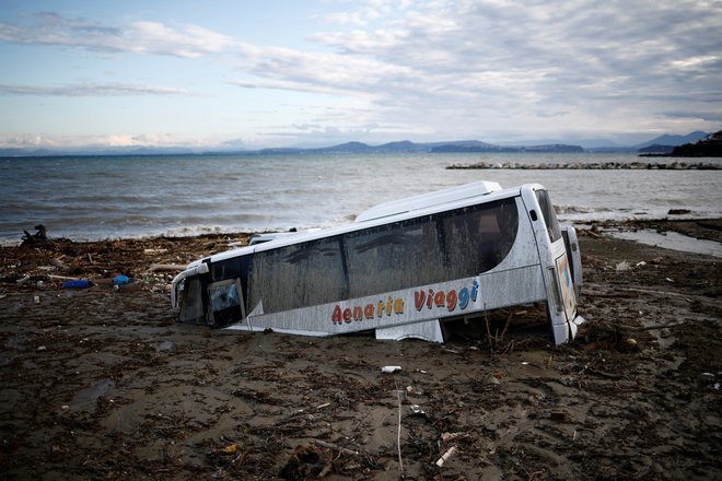 Avtobus v blatu ob morju. FOTO: Guglielmo Mangiapane/Reuters
