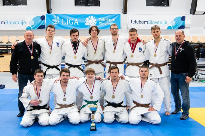 Mariborski judoisti (na fotografiji) so proslavili zgodovinski uspeh na tatamijih lokalnih rivalov iz&nbsp;Slovenske Bistrice.&nbsp;FOTO:&nbsp;Facebook/Judo klub Branik Maribor
