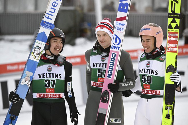 Druga stopnička je v Ruki v nedeljo samevala, saj sta dvojno zmago slavila Norvežan Halvor Egner Granerud (v sredini) in Avstrijec Stefan Kraft (desno), tako da je tretje mesto, ki ga je držal že po prvi seriji, ohranil Japonec Naoki Nakamura. FOTO: Markku Ulander/AFP
