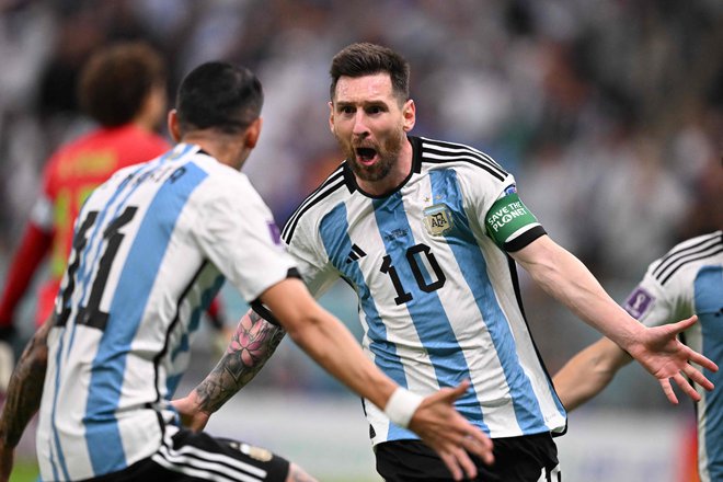 Na tekmi s skupno zgolj tremi streli v okvir vrat sta oba argentinska končala v mreži, Lionel Messi pa je v 64. minuti pristal v objemu Angela Di Marie. FOTO:&nbsp;Kirill Kudrjavcev/AFP
