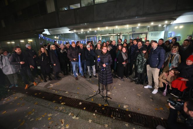 Kolektiv na RTV je ponosen na referendumski rezultat. FOTO: Črt Piksi
