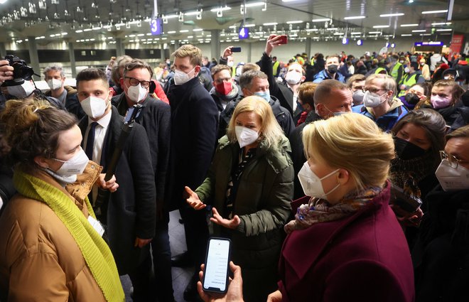 Nemška ministrica za notranje zadeve Nancy Faeser med sprejemom ukrajinskih beguncev v Berlinu kmalu po izbruhu vojne v Ukrajini FOTO: Lisi Niesner/REUTERS
