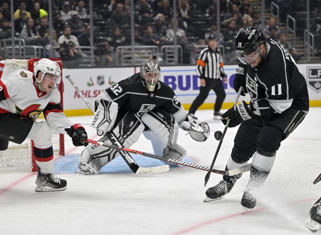 Vratar Jonathan Quick in Anže Kopitar v zadnji tretjini domače tekme ustavljata&nbsp;krilnega napadalca senatorjev Draka Bathersona.&nbsp;FOTO:&nbsp;Jayne Kamin-Oncea/USA Today Sports
