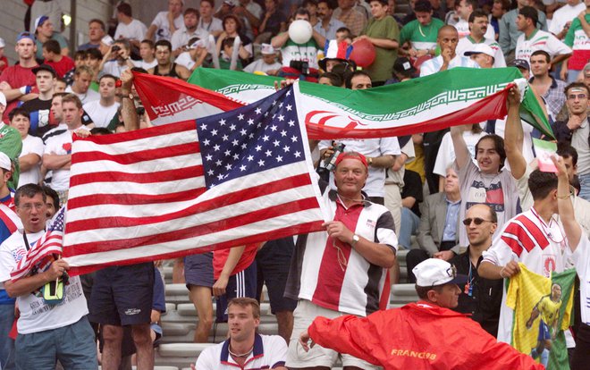 Pred 24 leti v Lyonu so kljub zaostrenimi razmerami iranski in ameriški navijači na tribuni brez incidentov spodbujalis vojo reprezentanco. FOTO: Patrick Kovarik/AFP
