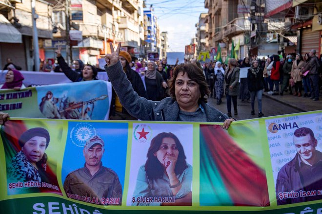 Protesti sirskih Kurdov v Kamışlıju. FOTO: Delil Souleiman/AFP
