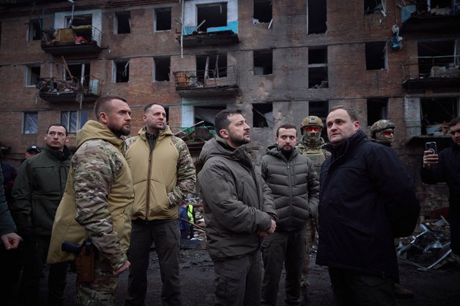 Volodimir Zelenski (v sredini) je ostro kritiziral kijevskega župana, da se je prepočasi odzval in ni storil dovolj za odpravo posledic ruskih napadov na energetski sistem v prestolnici. FOTO:&nbsp;AFP
