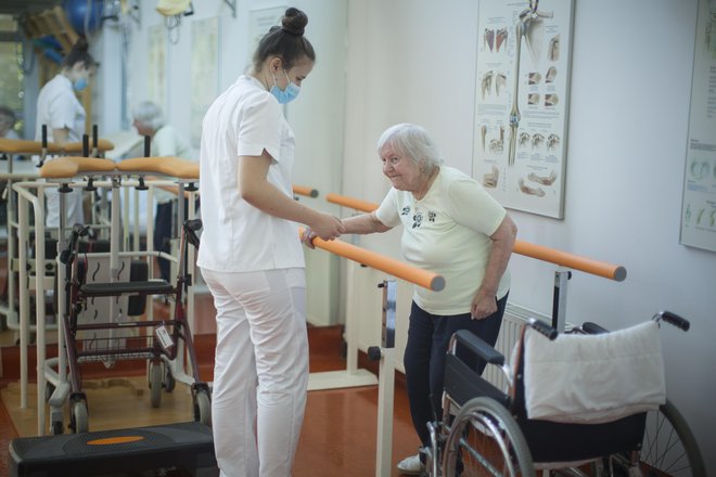 Če je odsoten en zdravnik, dodatno delo pade na nadomestne. Posledično zato prihaja tudi do izgorelosti. FOTO: Jure Eržen/Delo
