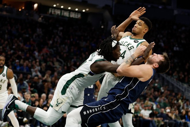 Luka Dončić (desno) in Giannis Antetokounmpo (34) sta velika tekmeca. FOTO: John Fisher/AFP
