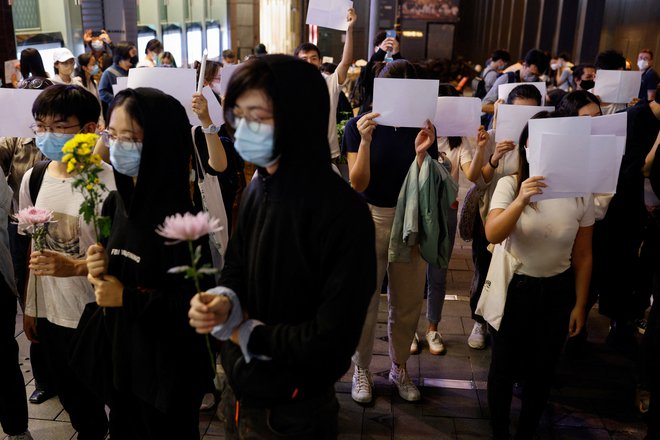Žrtvam požara v Urumčiju so se poklonili tudi protestniki v Hongkongu. FOTO: Tyrone Siu/Reuters
