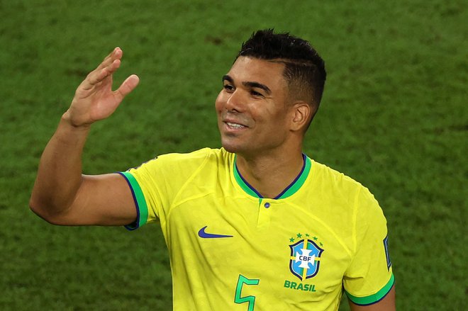 Casemiro je takole pozdravil brazilske navijače po edinem golu, ki ga je zabil Švici prav on. FOTO: Adrian Dennis/AFP
