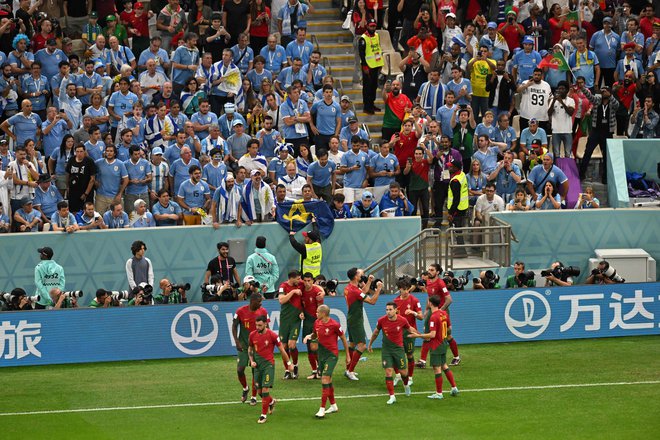 Veselje Portugalcev po doseženem golu. FOTO: Glyn Kirk/AFP
