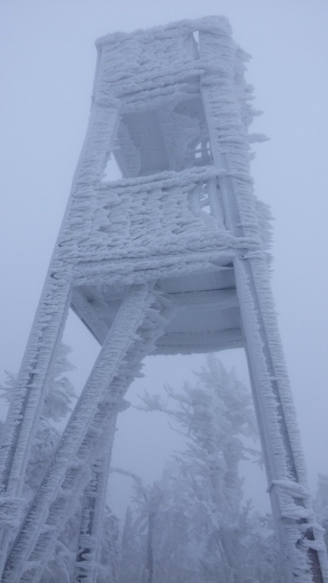 Stolp na Javorniku zna biti pozimi zanimiva fotogenična točka. FOTO: Anja Intihar
