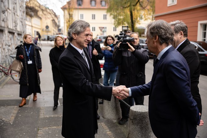 Robert Golob v knjižnici NUK. FOTO: Črt Piksi/Delo
