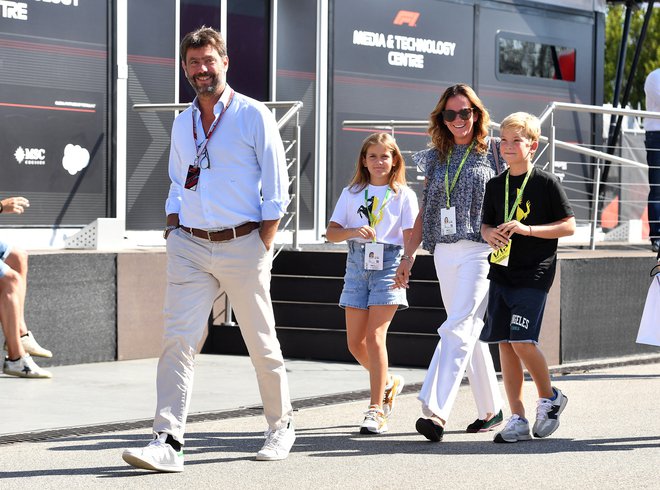 Andrea Agnelli s soprogo Emmo Winter in otrokoma. FOTO: Jennifer Lorenzini/Reuters
