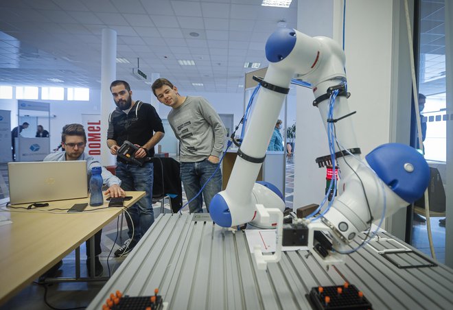 V Sloveniji je več kot 190 robotov na 10.000 prebivalcev, evropsko povprečje pa je pod 130. FOTO: Jože Suhadolnik/Delo
