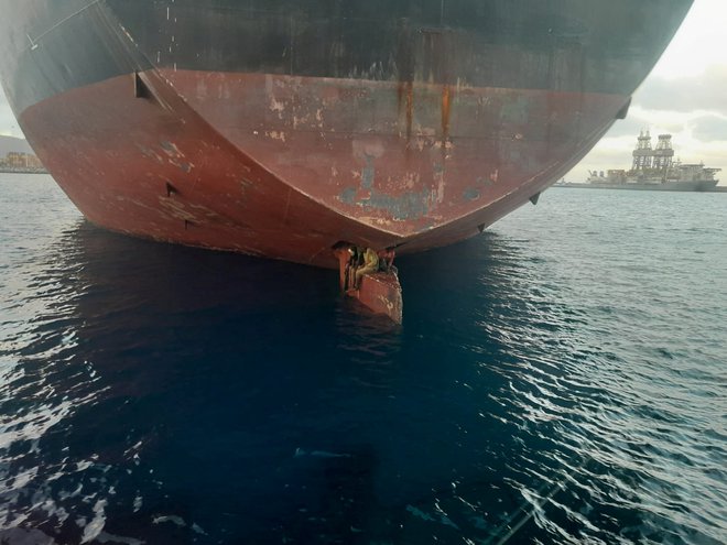 Prebežnike je do vode ločilo le približno pol metra in so bili na odprtem prepuščeni Atlantskemu oceanu. FOTO: Salvamento Maritimo/Reuters
