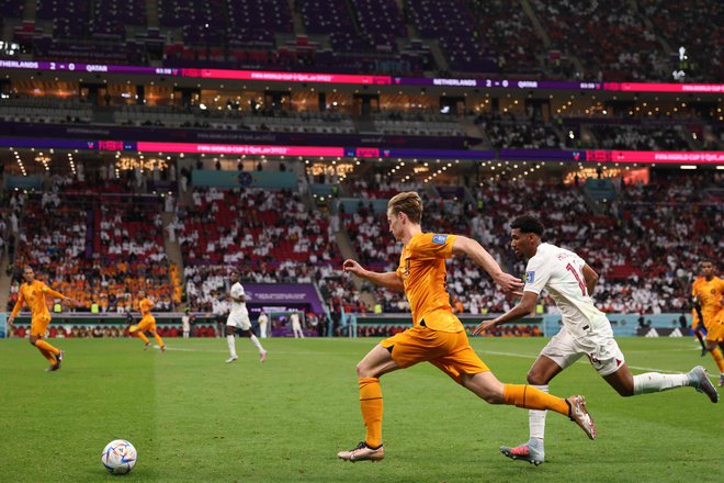 Nizozemci (na fotografiji v akciji Frenkie de Jong) so bili prehitri za domače nogometaše. FOTO:&nbsp;Adrian Dennis/AFP
