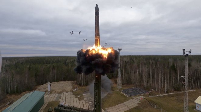 Rusi so med oktobrskimi vajami preizkusili tudi medcelinske balistične rakete.

FOTO: Rusko ministrstvo za obrambo/Reuters
