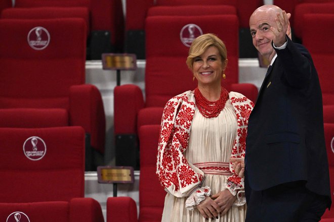 Gianni Infantino je na tekmi med Hrvaško in Kanado v Dohi gostil tudi nekdanjo hrvaško predsednico Kolindo Grabar-Kitarović, ki je blestela na prejšnjem mundialu v Rusiji. FOTO: Ozan Kose/AFP
