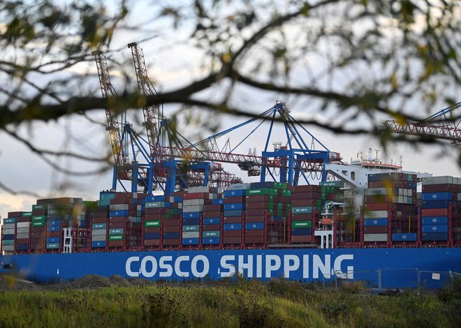 V Nemčiji je nazadnje dvigala prah naložba kitajskega orjaka Cosco v terminal hamburškega pristanišča. FOTO: Fabian Bimmer/Reuters
