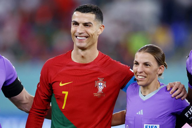 Nasmejani Cristiano Ronaldo ob Stephanie Frappart, ki je kot četrta sodnica sodelovala na dvobojih skupinskega dela SP 2022 med Portugalsko in Gano ter Poljsko in Mehiko. FOTO: Hannah Mckay/Reuters
