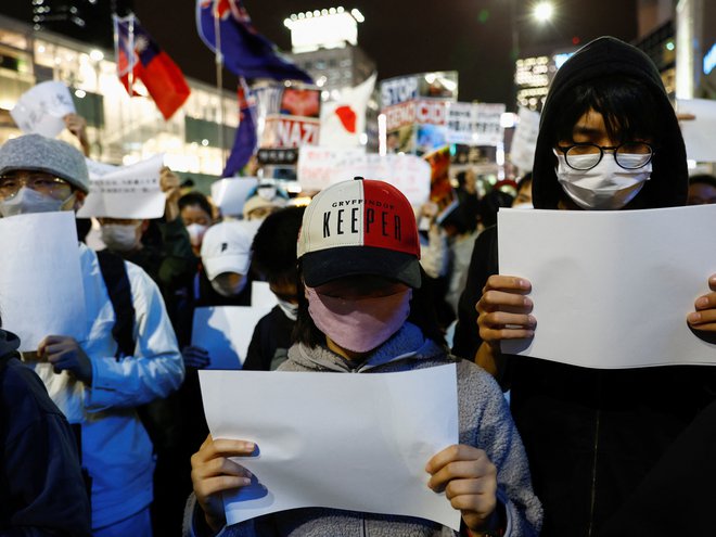 Kitajci, živeči na Japonskem, na demonstracijah proti strogim omejitvam na Kitajskem. FOTO: Kim Kyung-hoon/Reuters
