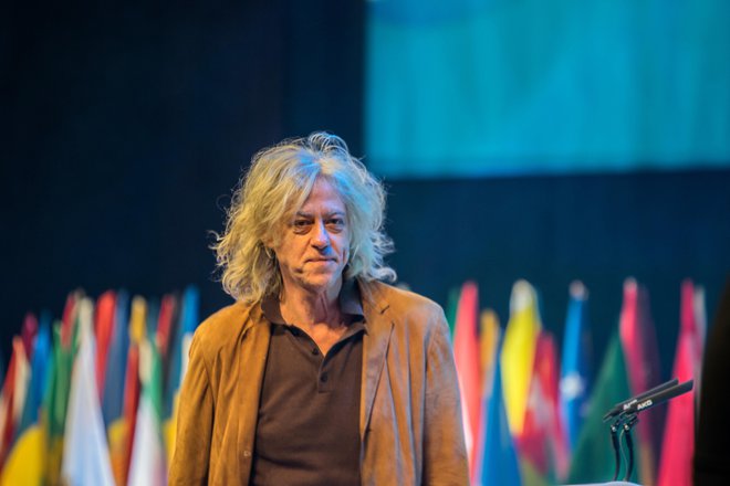 Znani glasbenik Bob Geldolf je skupino Just Stop Oil označil za bistro že oktobra letos, ko sta mladenki v londonski Narodni galeriji v znamenito sliko sončnic Vincenta Van Gogha zabrisali paradižnikovo juho. FOTO: Shutterstock&nbsp;
