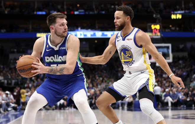 Luka Dončić in Stephen Curry (desno) sta se udarila na vso moč. FOTO: Kevin Jairaj/USA Today Sports
