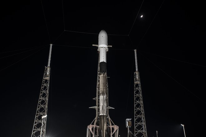 Falcon 9 na izstrelišču na Floridi, vendar naj bi ga zdaj odvlekli nazaj v hangar na natančne analize. FOTO: Spacex
