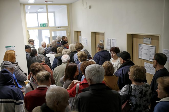 Ljudi, ki ne morejo do osebnega zdravnika, je iz dneva v dan več (fotografija je simbolična). FOTO: Blaž Samec/Delo
