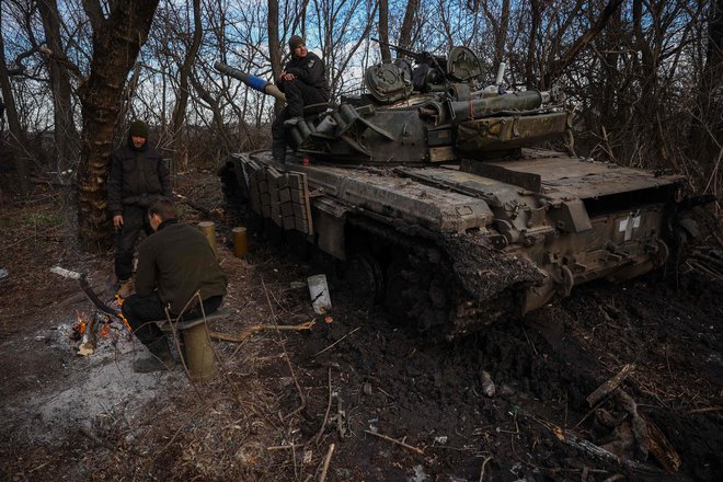 Ukrajinski vojaki na vzhodni fronti. FOTO: Anatolii Stepanov/AFP
