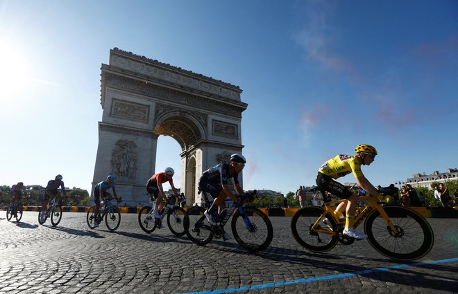 Tourovi kolesarji leta 2024 ne bodo videli pariškega slavoloka zmage. FOTO: Gonzalo Fuentes/Reuters
