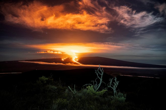Na Havajih je po skoraj 40 letih mirovanja izbruhnil najvišji ognjenik na svetu, Mauna Loa (vrh je na 4100 metrih nadmorske višine). Izbruh je bil omejen zgolj na krater Moku&#39;aweoweo, kar pomeni, da za zdaj za bližnje kraje ni nobene nevarnosti. Mauna Loa se nahaja na največjem otoku Veliki otok (Big Island) te ameriške zvezne države. Foto: Go Nakamura/Reuters
