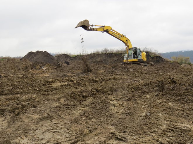 Do konca januarja morajo biti vsi inertni odpadki odloženi na občinska zemljišča. FOTO:&nbsp;Bojan Rajšek/Delo
