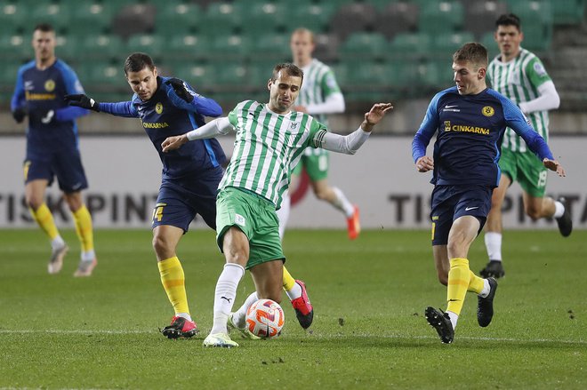 Olimpija je prvič v sezoni v Stožicah oddala dve točki, ker je imela preveč nerazpoloženih igralcev. Med njimi tudi napadalcca Mustafo Nukića. FOTO: Leon Vidic/Delo
