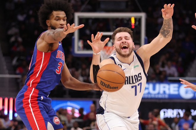 Marvin Bagley III&nbsp;v dvoboju z Luko Dončićem v dvorani Little Caesars Arena. FOTO: Gregory Shamus/AFP
