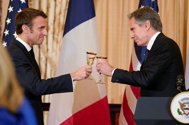 Francoski predsednik Emmanuel Macron in ameriški zunanji minister Antony Blinken. FOTO: Jacquelyn Martin/Reuters
