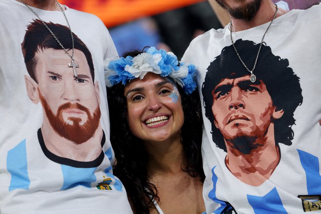 Argentinska navijačica pred tekmo med Argentino in Poljsko v Dohi. FOTO:&nbsp;Amanda Perobelli/Reuters
