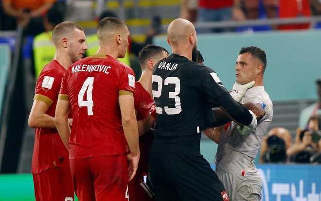 V drugem polčasu je prišlo do prerivanja med številnimi srbskimi nogometaši in vezistom švicarske reprezentance Granitom Xhako. FOTO: Hannah Mckay/Reuters
