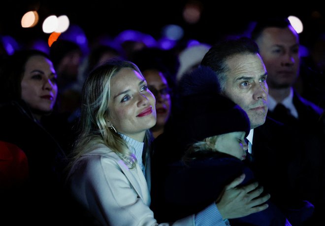 Hunter Biden z ženo Melisso in sinčkom Beaujem med prižiganjem lučk božičnega drevesa pred Belo hišo. Foto Evelyn Hockstein/Reuters
