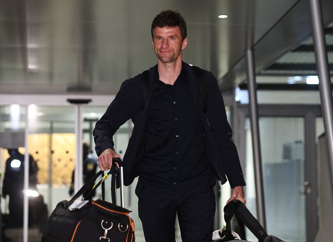 Vrnitev nemške reprezentance, ki je pristala v Münchnu (na fotografiji napadalec lokalnega nogometnega velikana Bayerna Thomas Müller), so zaznamovali kisli obrazi. FOTO: Lukas Barth/Reuters
