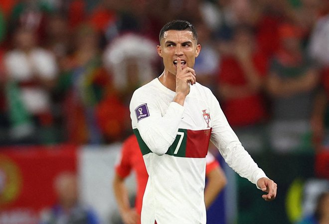 Cristiano Ronaldo je na klop sedel s prstom na ustih. FOTO: Kai Pfaffenbach/Reuters
