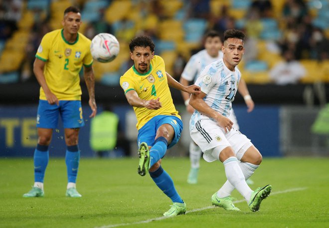 Prizor s finalne tekme lanskega južnoameriškega prvenstva v Riu de Janeiru, kjer je Argentina (na fotografiji desno Lautaro Martinez)&nbsp;pred omejenim številom navijačev ugnala Brazilijo z Marquinhosom.&nbsp;FOTO: Ricardo Moraes/Reuters
