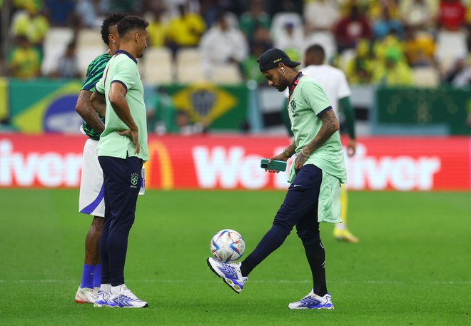 Pred zadnjo tekmo skupinskega dela tekmovanja proti Kamerunu je bil Neymar dobro razpoložen, a njegovo okrevanje desnega gležnja ne gre tako hitro, kot bi si želeli v brazilskem taboru. FOTO: Paul Childs/Reuters
