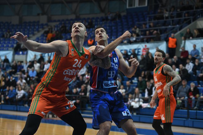 Alen Omić (levo), Josh Adams (desno) in soigralci so brez večjih težav osvojili Zagreb. FOTO: ABA
