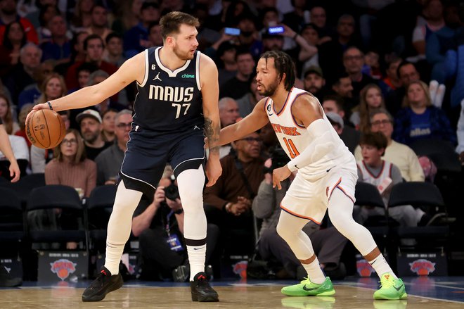 Luka Dončić je gladko dobil dvoboj z Jalnom Brunsonom (desno), s katerim je v prejšnjih štirih sezonah sodeloval pri Dallasu. FOTO: Brad Penner/USA Today Sports
