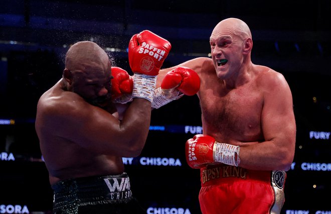 Tyson Fury (desno) je še tretjič premagal Dereka Chisoro. FOTO: Andrew Couldridge/Reuters
