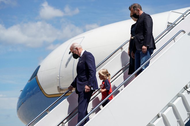 Ameriški predsednik Joe Biden in njegov sin Hunter sestopata s predsedniškega letala&nbsp;Air Force One.&nbsp;Foto Joshua Roberts/Reuters
